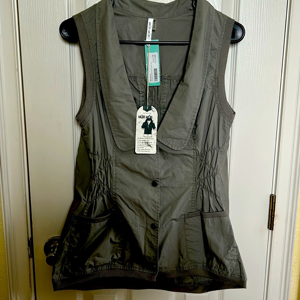 NWT gray/olive button up vest. Size Medium.